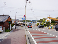 写真交差点を右折（東に曲がる）